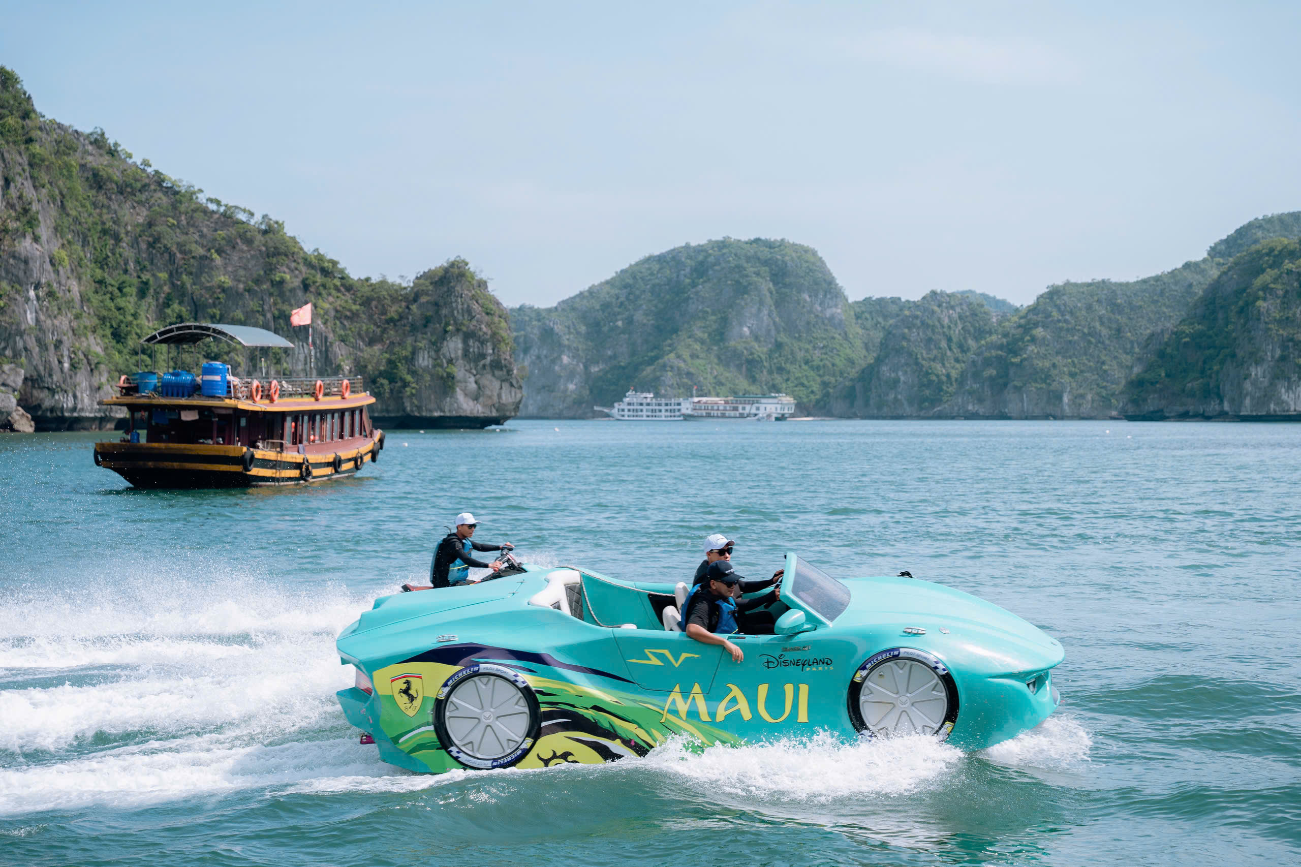 Đi xe máy nước trên Vịnh chắc chắc là trải nghiệm rất đáng để thử