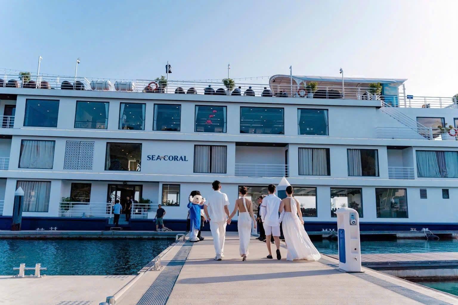 Du thuyền Sea Coral nổi bật với thiết kế hiện đại, sang trọng