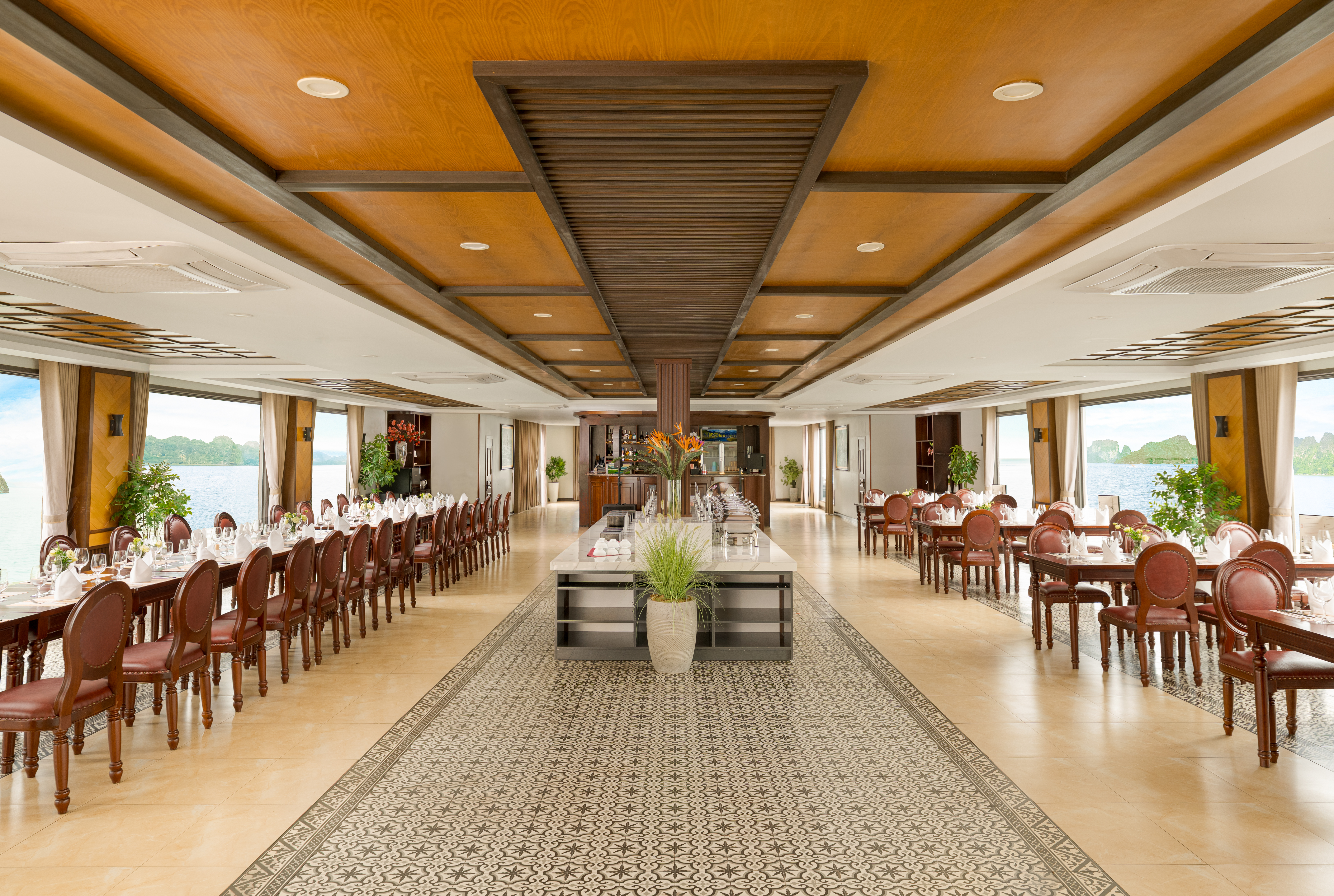 Khu vực nhà hàng sang trọng - nơi du khách vừa thưởng thức món ăn ngon, vừa ngắm cảnh vịnh di sản