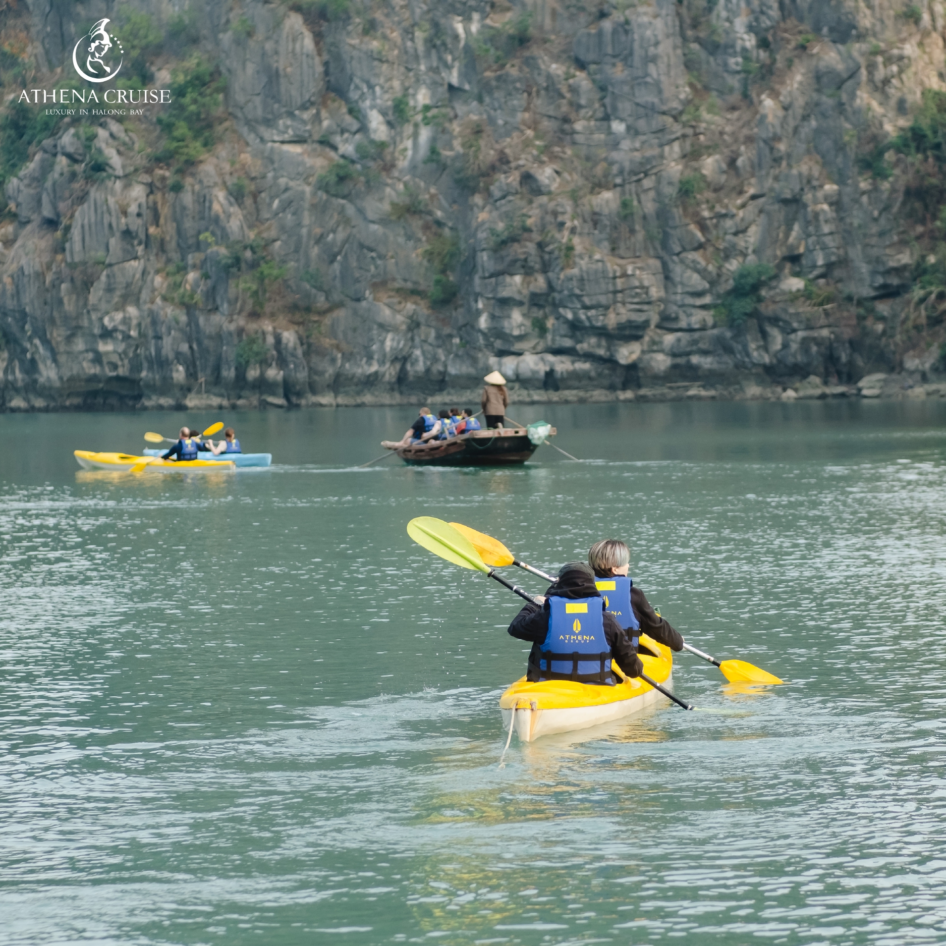 Du khách trải nghiệm chèo kayak/đò nan