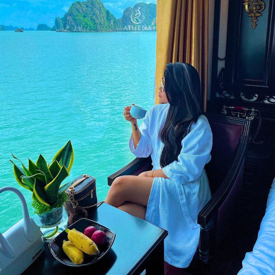 Du khách trên du thuyền Athena Royal Cruise
