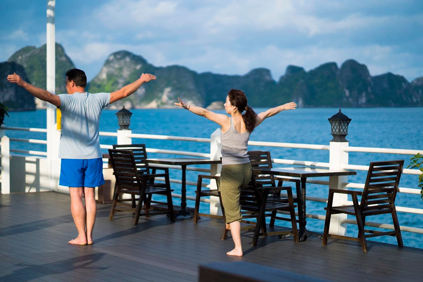 Tập thái cực quyền trên sân thượng đón bình minh giữa vịnh di sản