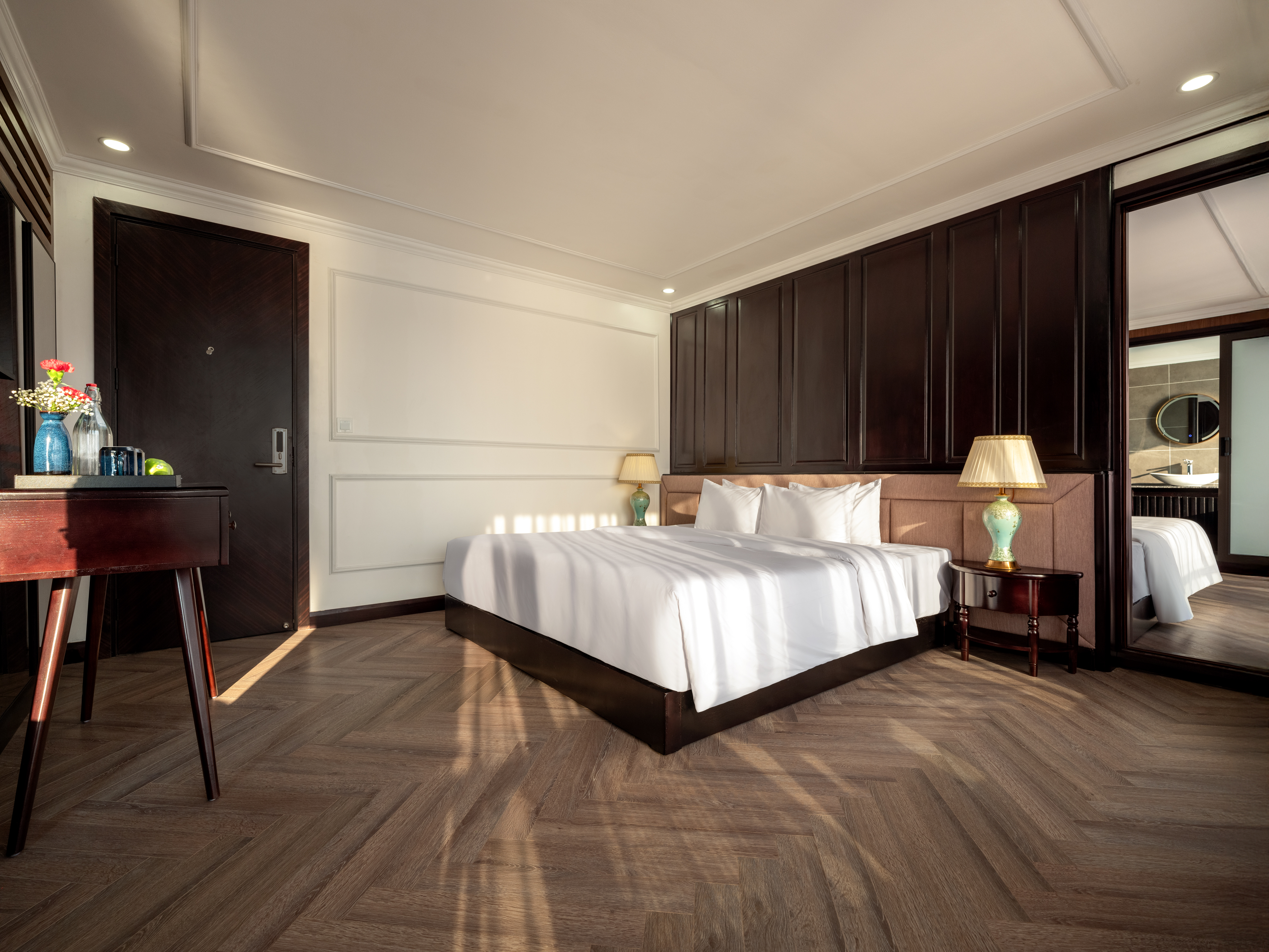 Phòng Junior Suite (Double/Twin) • Số lượng phòng: 4 phòng | Diện tích: 30m2 • Vị trí: Tầng 1 với ban công riêng và bồn tắm view vịnh