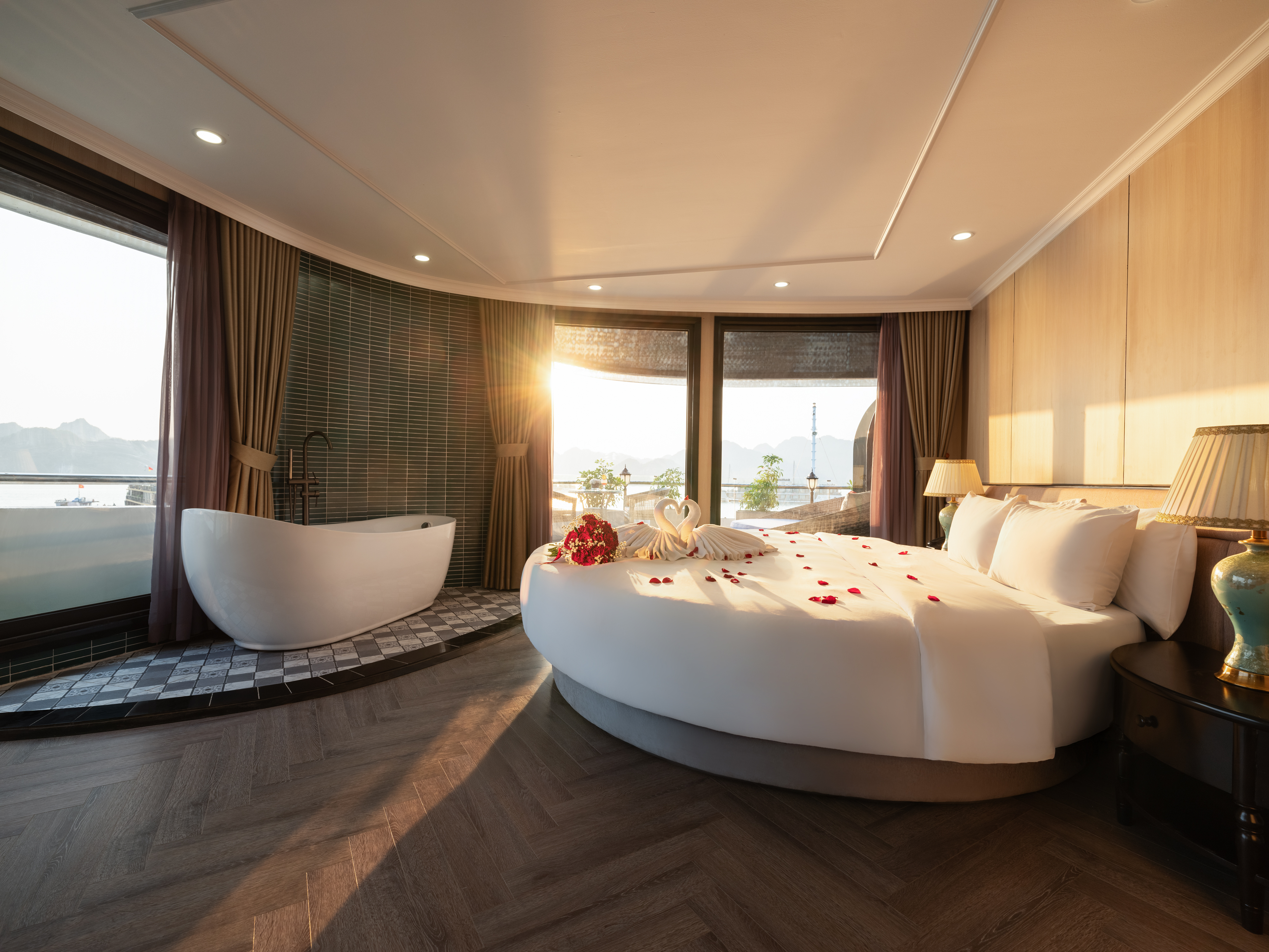 Hạng phòng Honeymoon Suite tuyệt đẹp với ban công rộng rãi, riêng tư