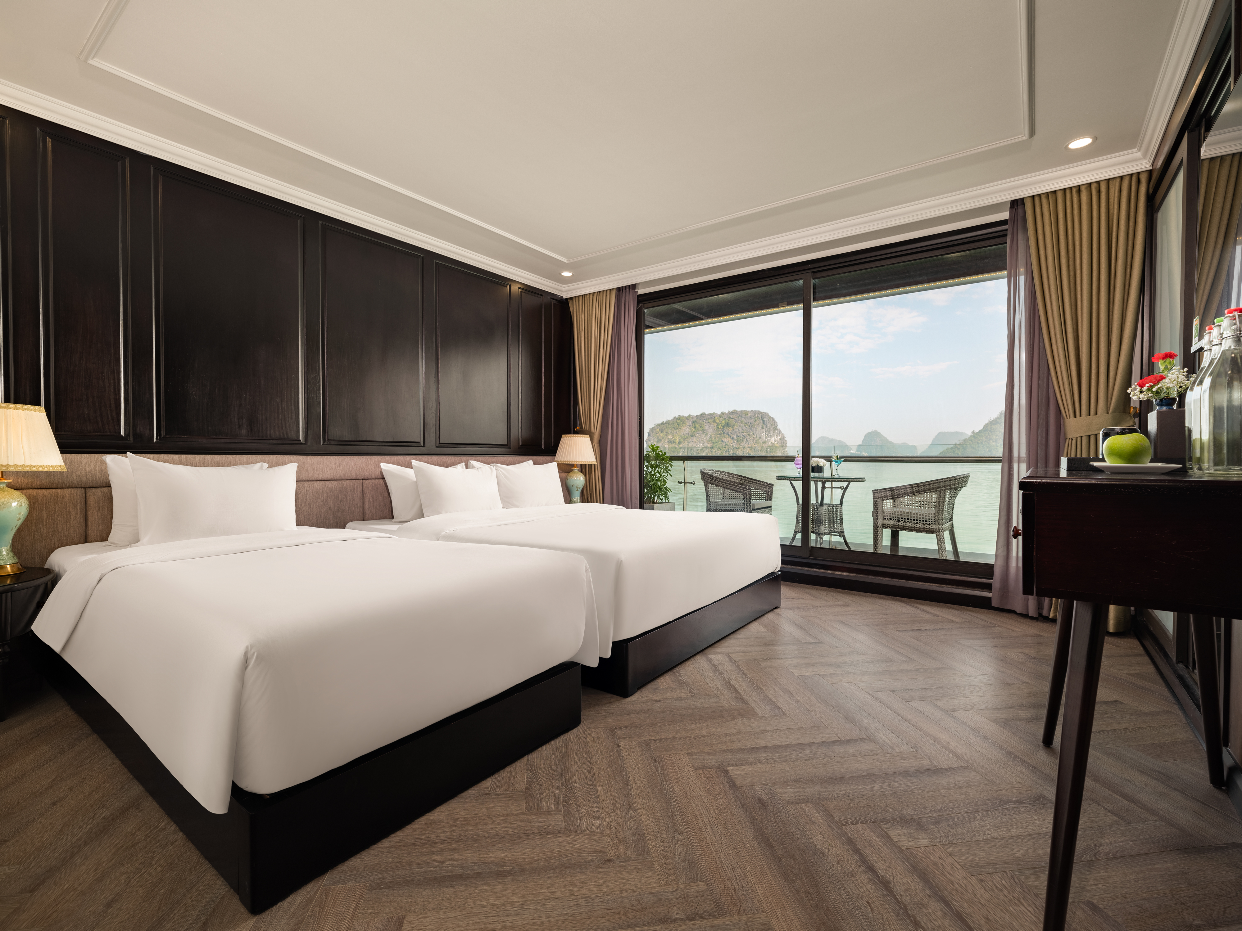 Phòng Junior Suite (Double/Twin) • Số lượng phòng: 4 phòng | Diện tích: 30m2 • Vị trí: Tầng 1 với ban công riêng và bồn tắm view vịnh