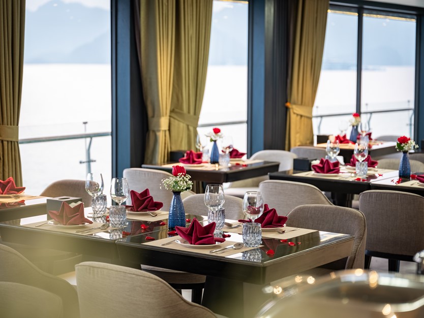 Du thuyền Doria Cruise 5 sao Vịnh Lan Hạ