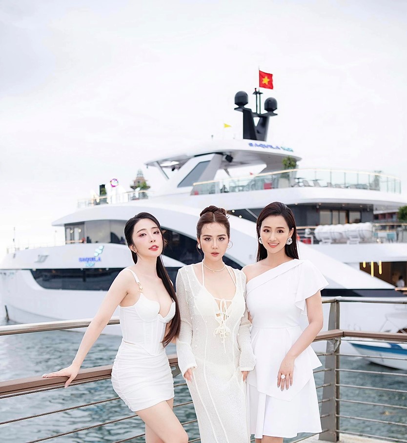 Du thuyền Saquila Yacht Day Cruise 5* tour 1 ngày