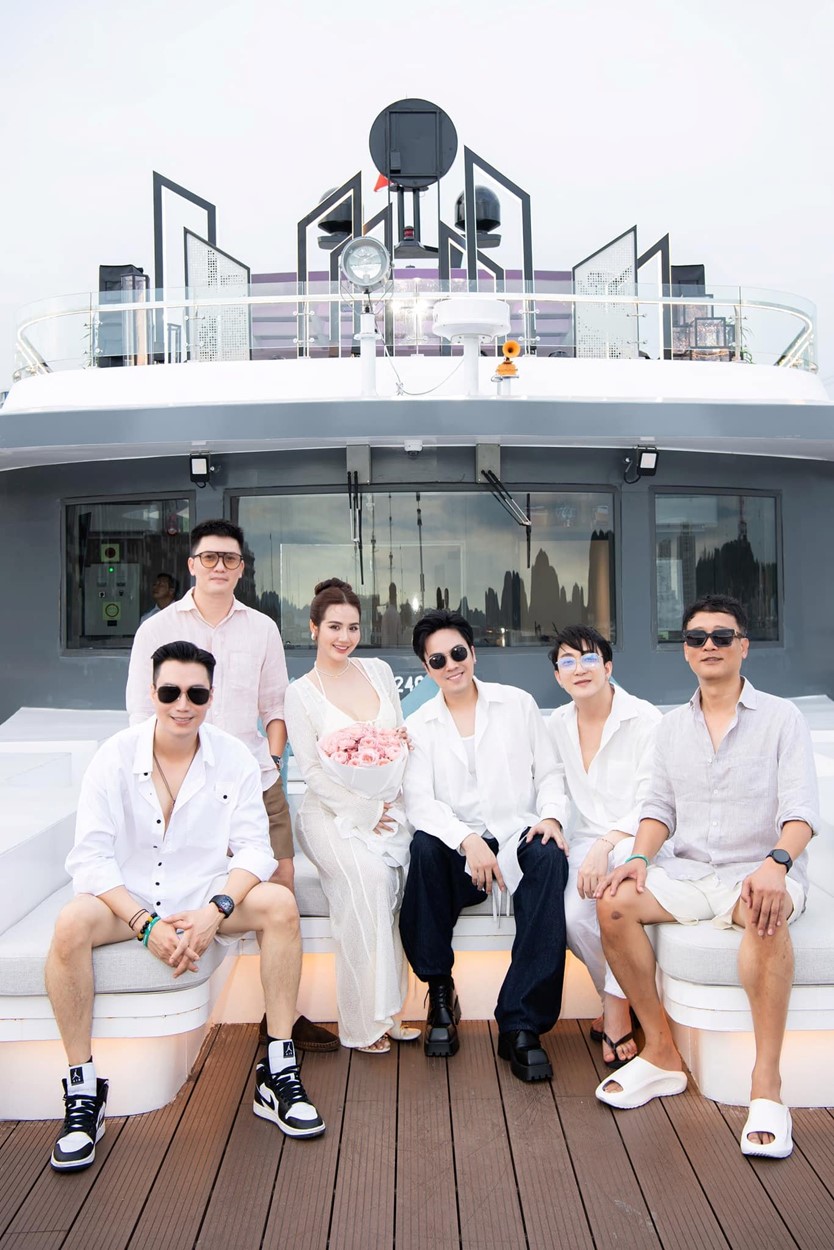 Du thuyền Saquila Yacht Day Cruise 5* tour 1 ngày