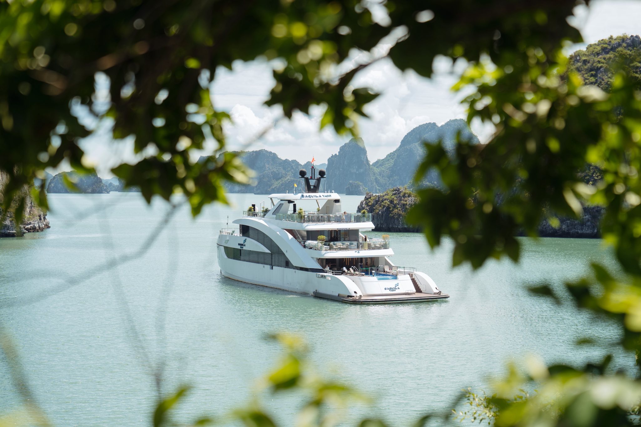 Hải trình The Wonder Voyage khám phá Vịnh Hạ Long trong ngày với các điểm nổi tiếng là Hang Luồn, Hang Sửng Sốt và Đảo Titop 