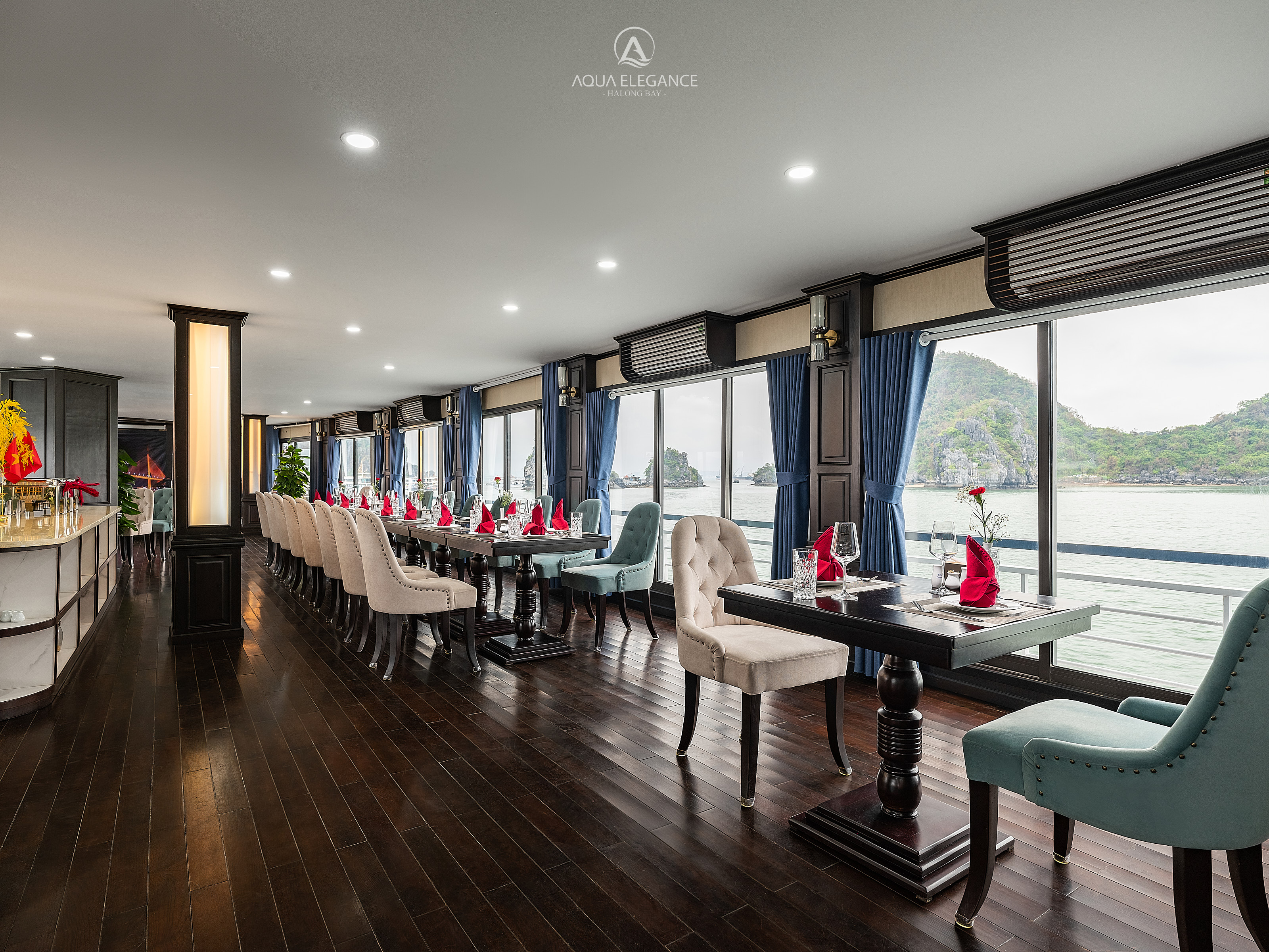 Nhà hàng du thuyền Aqua Elegance là nơi du khách thưởng thức các bữa ăn ngon miệng giữa không gian sang trọng, tinh tế