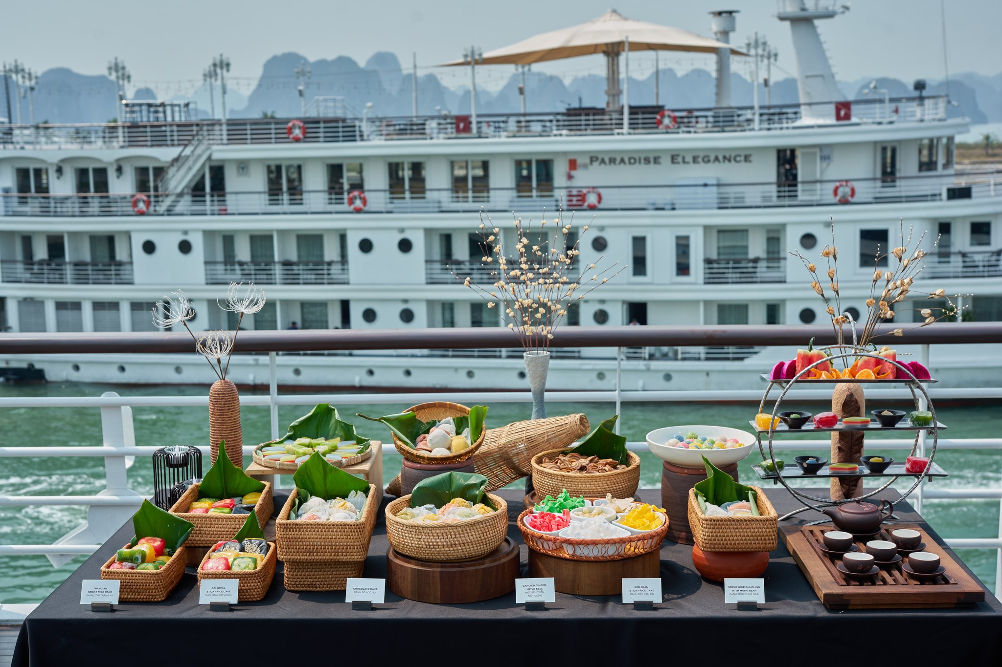 Tiệc trà chiều đậm chất đặc sản truyền thống Việt Nam trên du thuyền Paradise Legacy