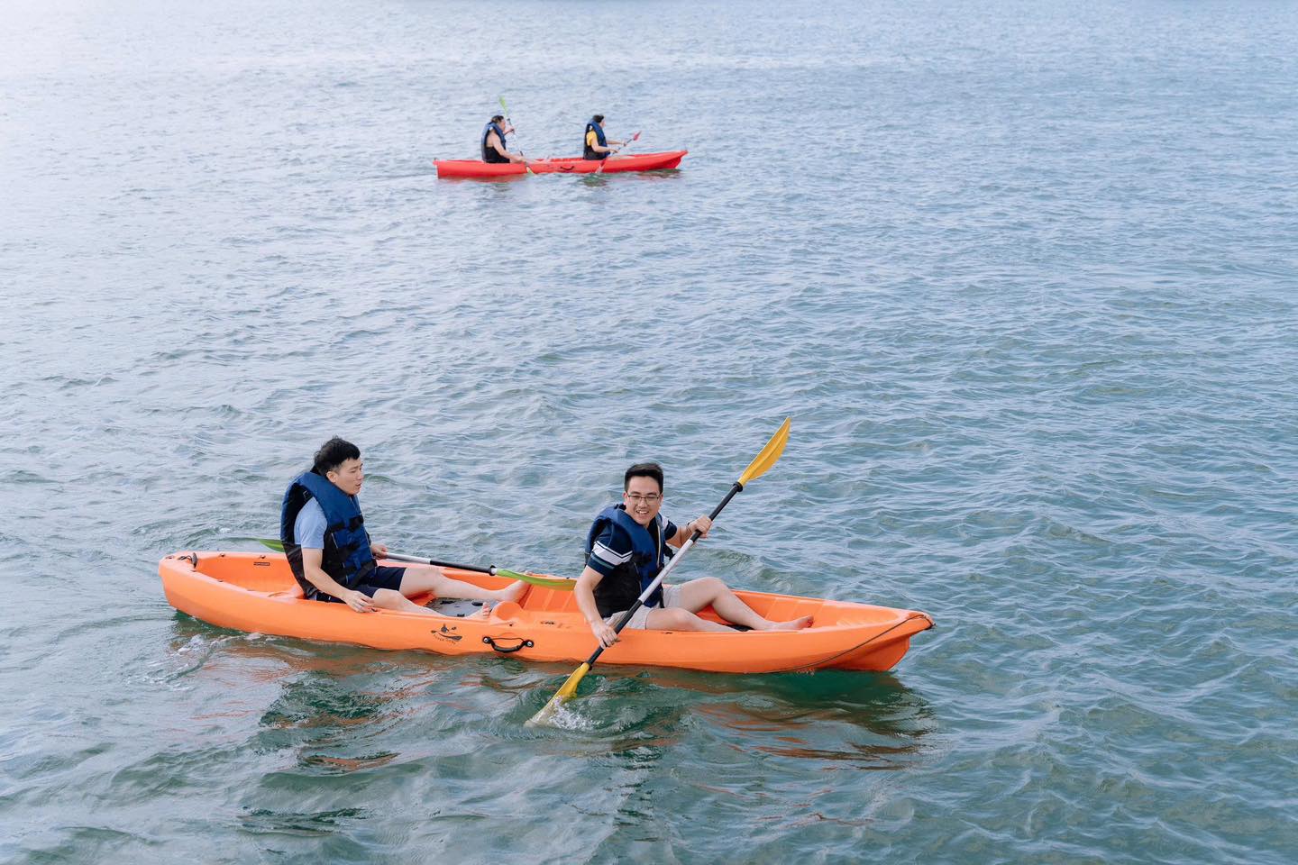 Du khách chèo kayak khám phá Vịnh Lan Hạ