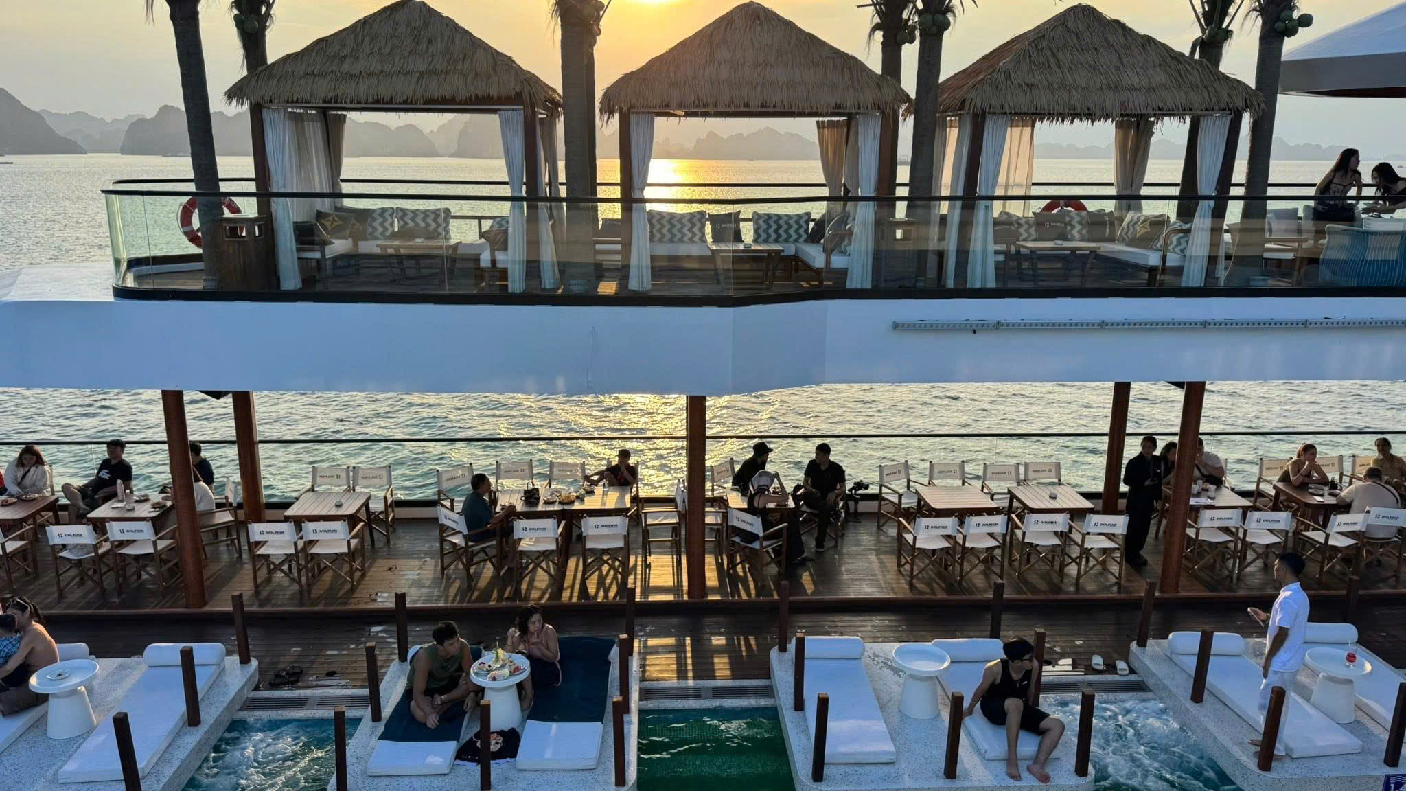 Du khách thưởng thức tiệc canape bên bể bơi du thuyền Dolphin