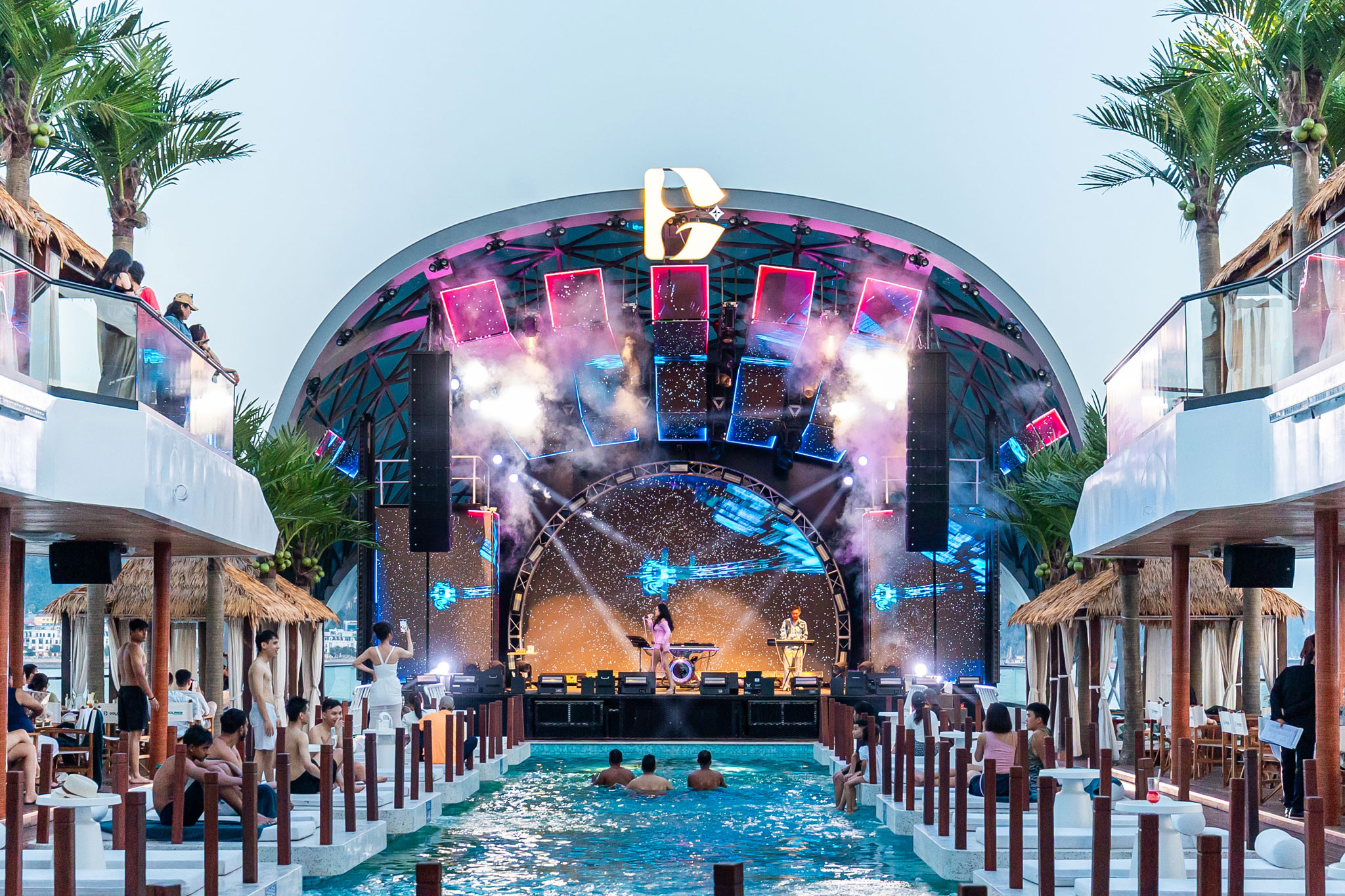 Du khách tập trung theo dõi các tiết mục giải trí sôi động khi trải nghiệm tour 7 tiếng trong ngày của du thuyền Dolphin cruise Hạ Long