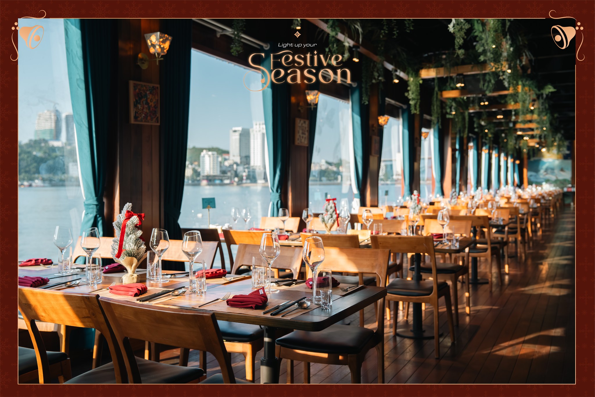 1 góc nhà hàng của Dolphin cruise được decor theo chủ đề Noel vào mùa Lễ Giáng sinh. Du thuyền luôn linh hoạt set up thay đổi theo các chủ đề khác nhau để du khách luôn có những trải nghiệm mới mẻ 