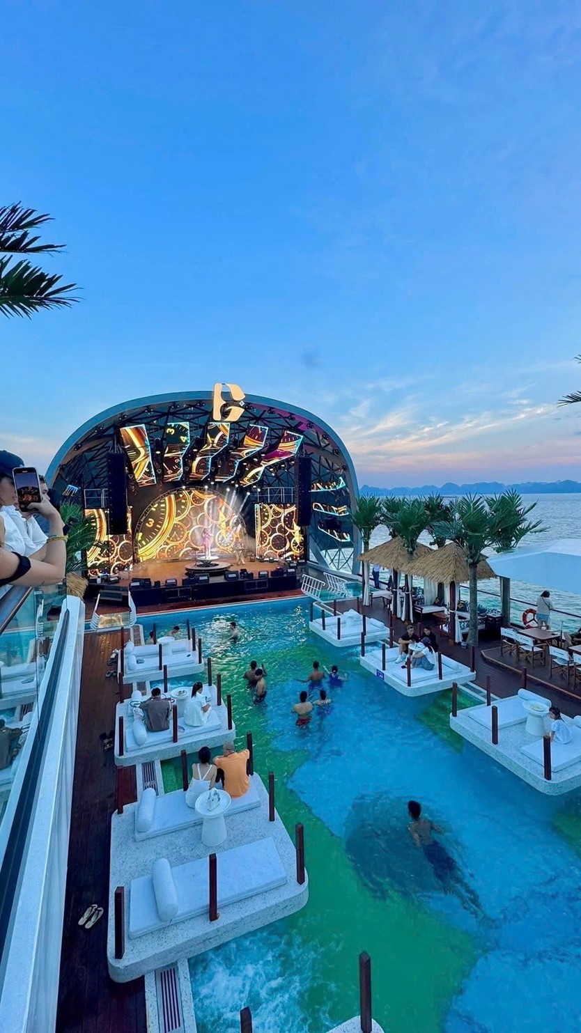 Du thuyền trong ngày 6* Dolphin Halong cruise 