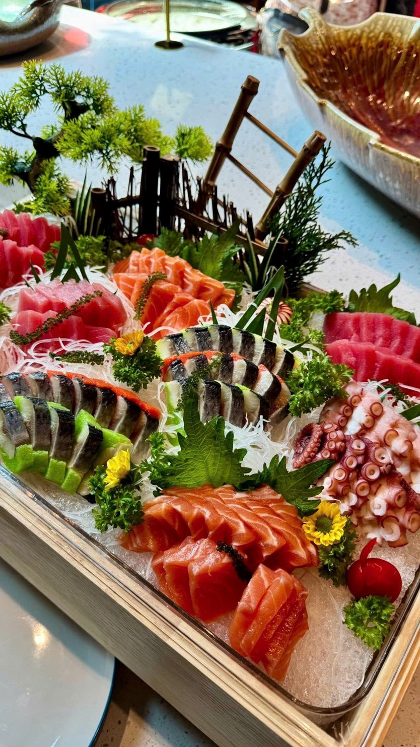 Du thuyền trong ngày 6* Dolphin Halong cruise 