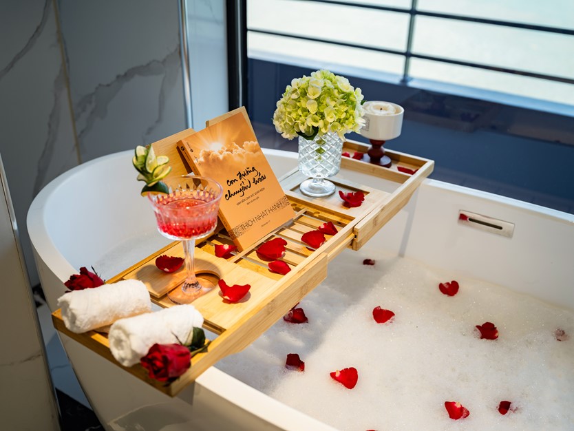 Du thuyền Diana Cruise 6 sao Vịnh Lan Hạ