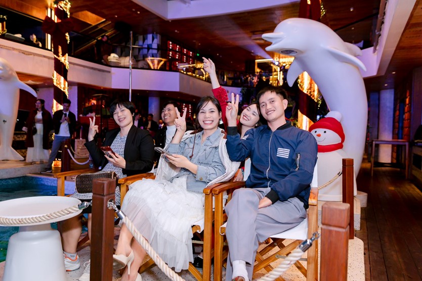 Du thuyền ăn tối 6* Dolphin Halong cruise 