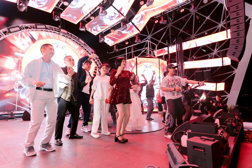 Du thuyền ăn tối 6* Dolphin Halong cruise 