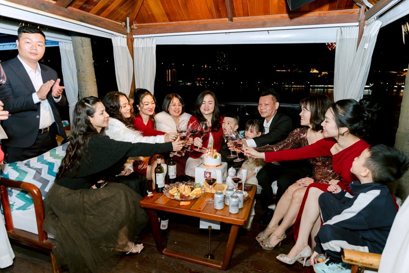 Du thuyền ăn tối 6* Dolphin Halong cruise 