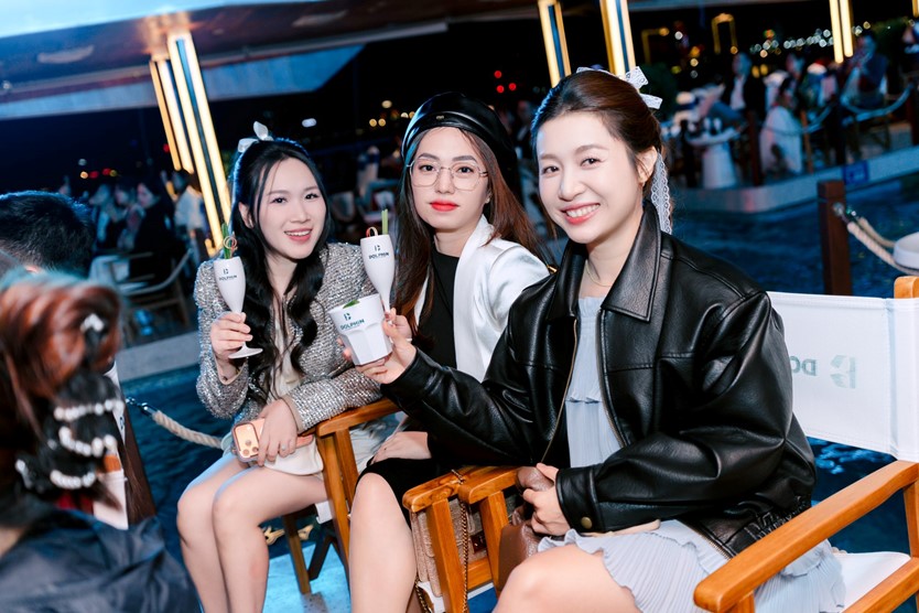 Du thuyền ăn tối 6* Dolphin Halong cruise 