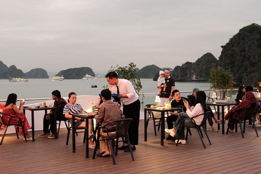 Du thuyền Halora Nova Cruise 5 sao Vịnh Lan Hạ