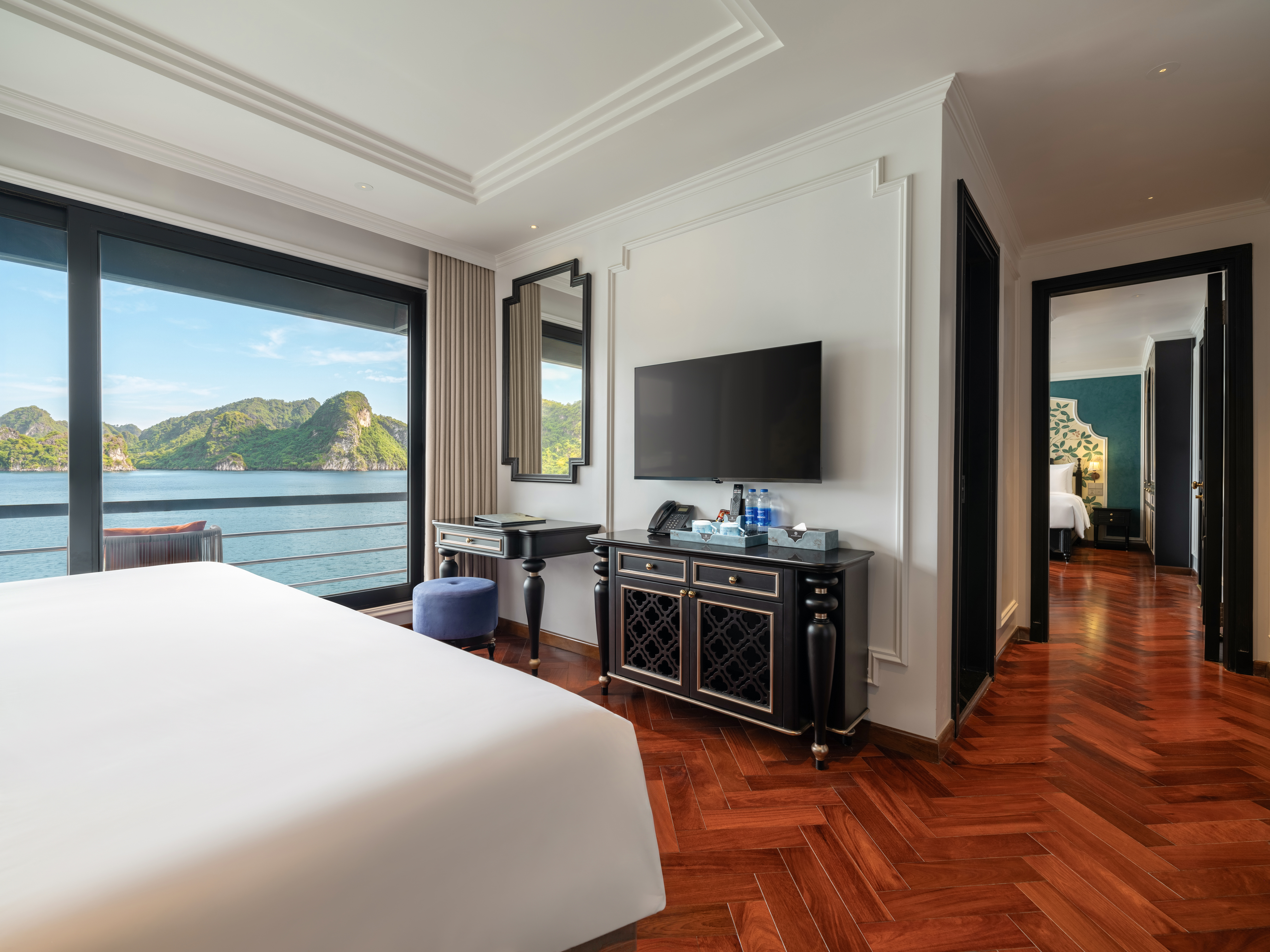Phòng Connecting Suite (1 floor) • Số lượng phòng: 2 phòng | Diện tích: 35m2 • Vị trí: Tầng 2 với ban công riêng và bồn tắm