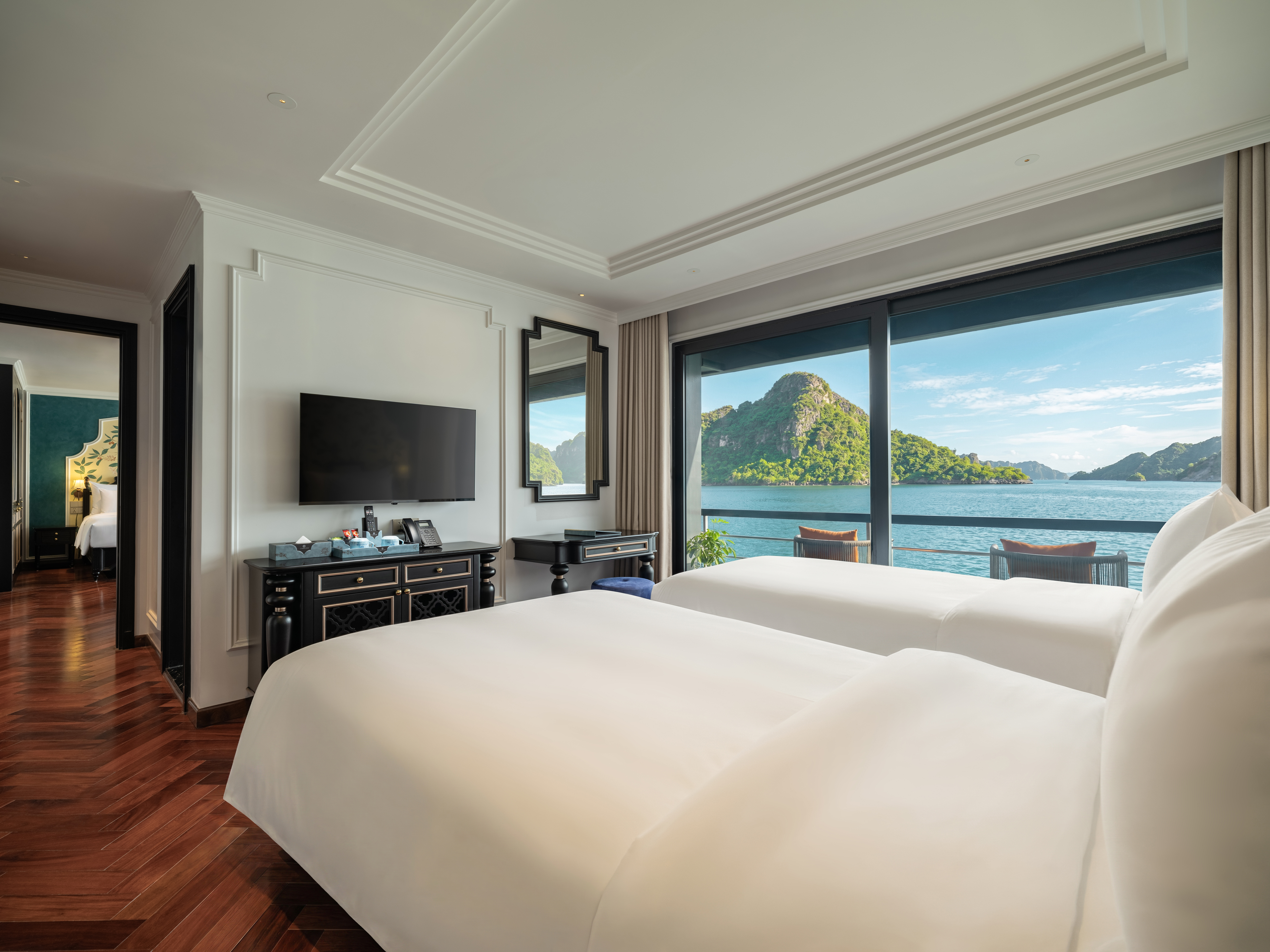 Phòng Connecting Suite • Số lượng phòng: 2 phòng | Diện tích: 35m2 • Vị trí: Tầng 1 với ban công riêng và bồn tắm