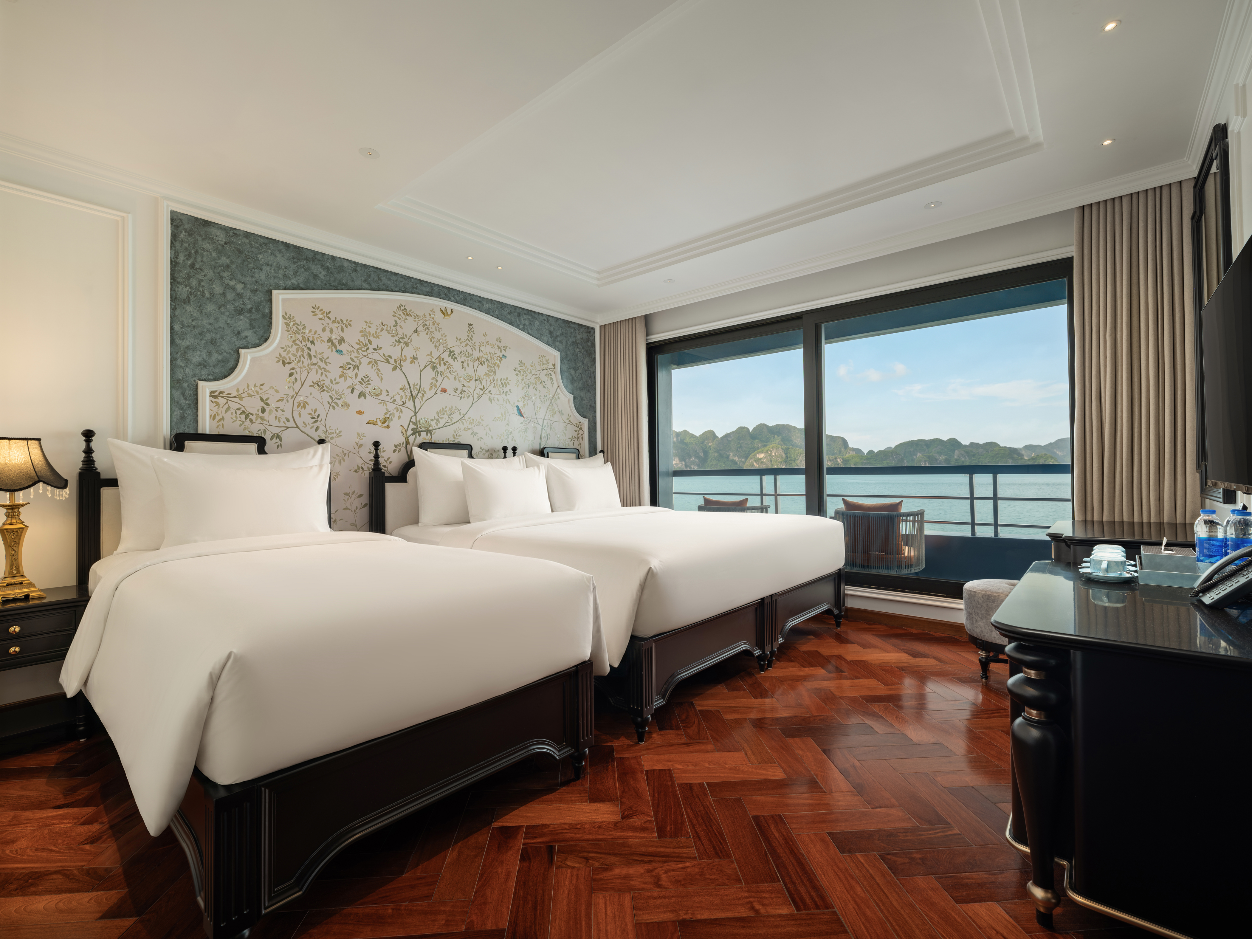 Phòng Junior Suite • Số lượng phòng: 4 phòng | Diện tích: 40m2 • Vị trí: Tầng 2 với ban công riêng và bồn tắm
