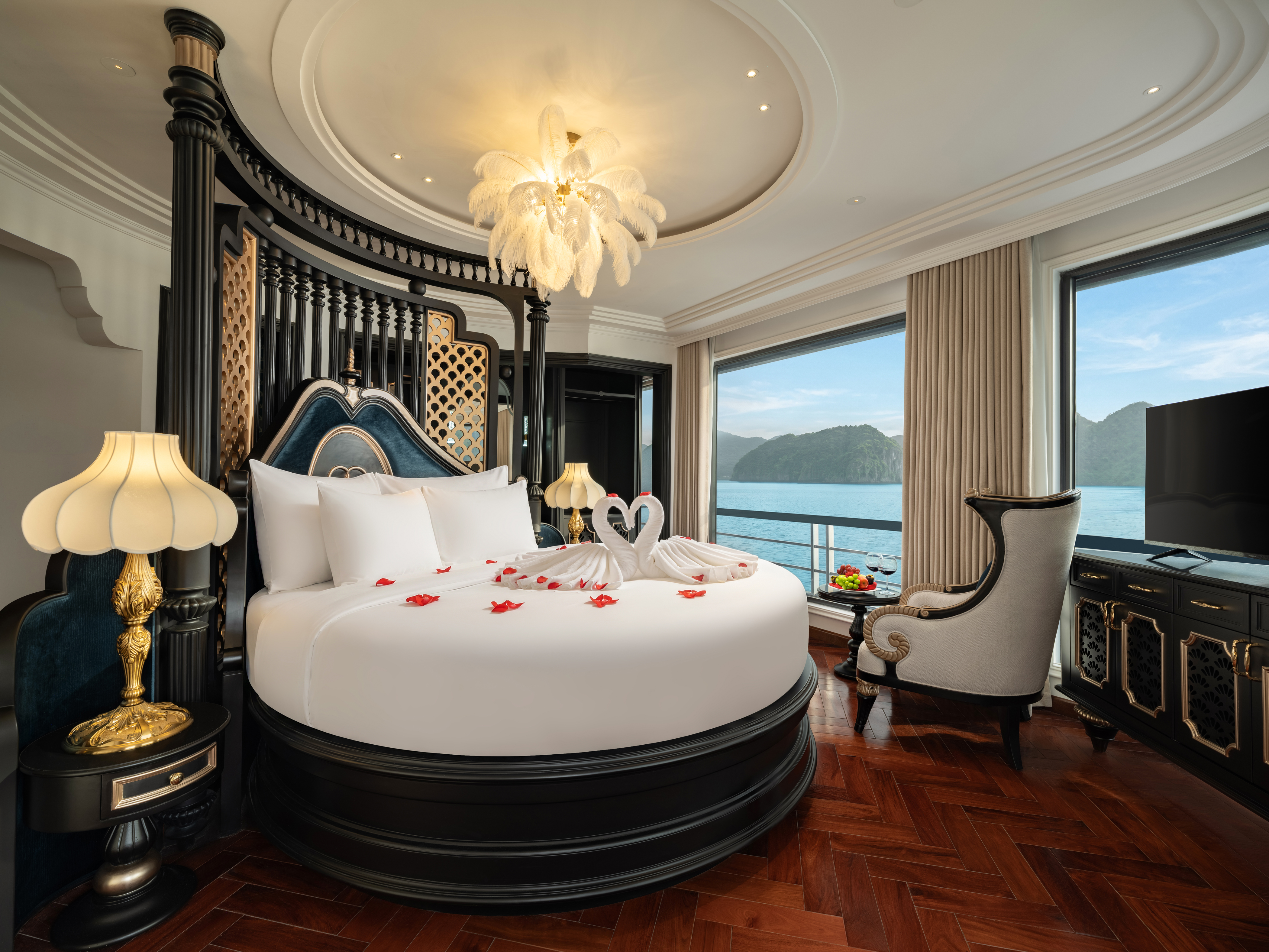 Phòng VIP Suite Stern View (2nd  floor) • Số lượng phòng: 2 phòng | Diện tích: 70m2 • Vị trí: Tầng 2 với ban công riêng và bể sục