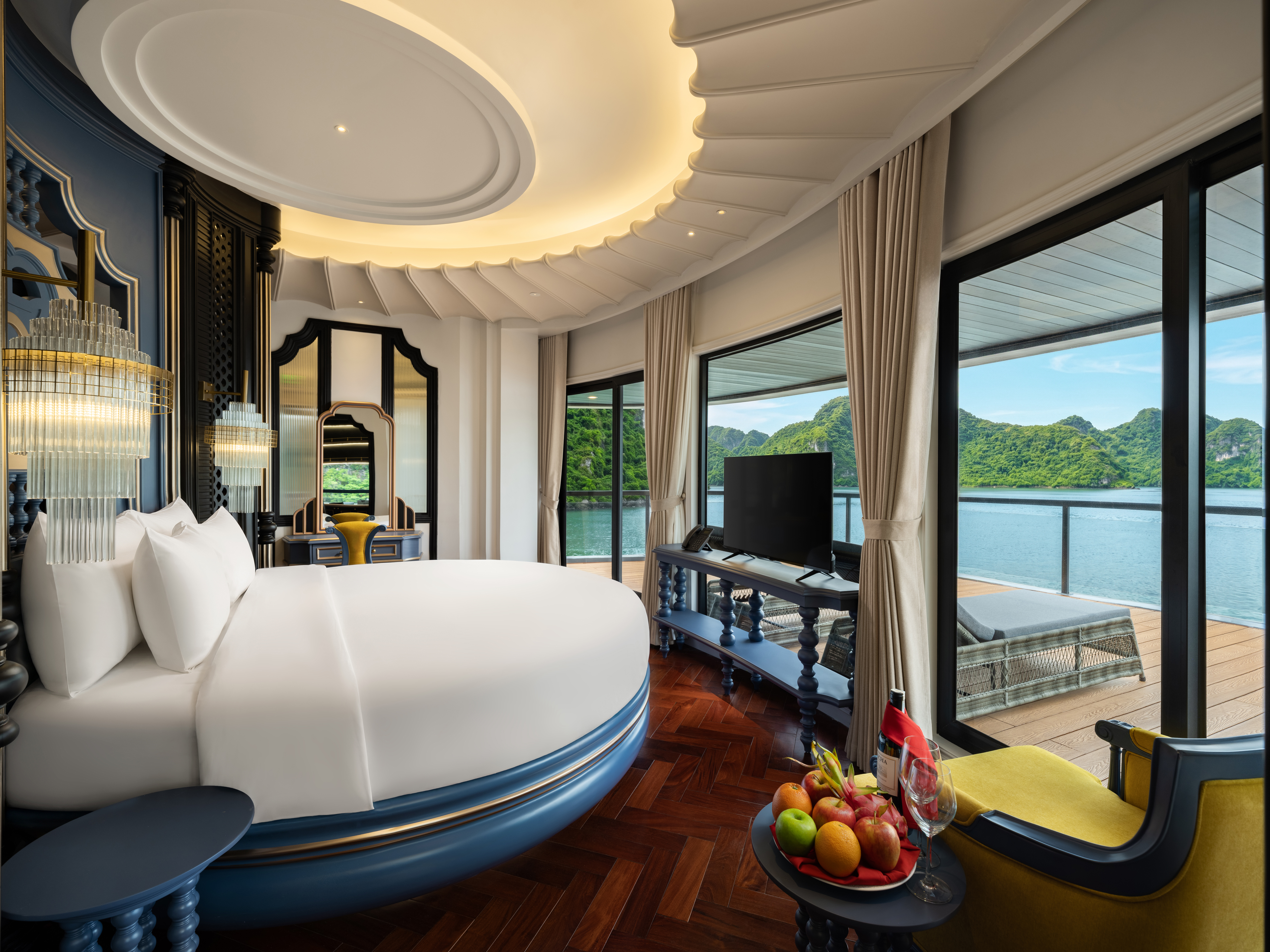 Phòng President fore deck • Số lượng phòng: 1 phòng | Diện tích: 70m2 • Vị trí: mũi tàu tầng 4, bể sục riêng trong phòng, gồm khu vực mũi tầu tầng 4 riêng biệt. Pandoramic Bay view