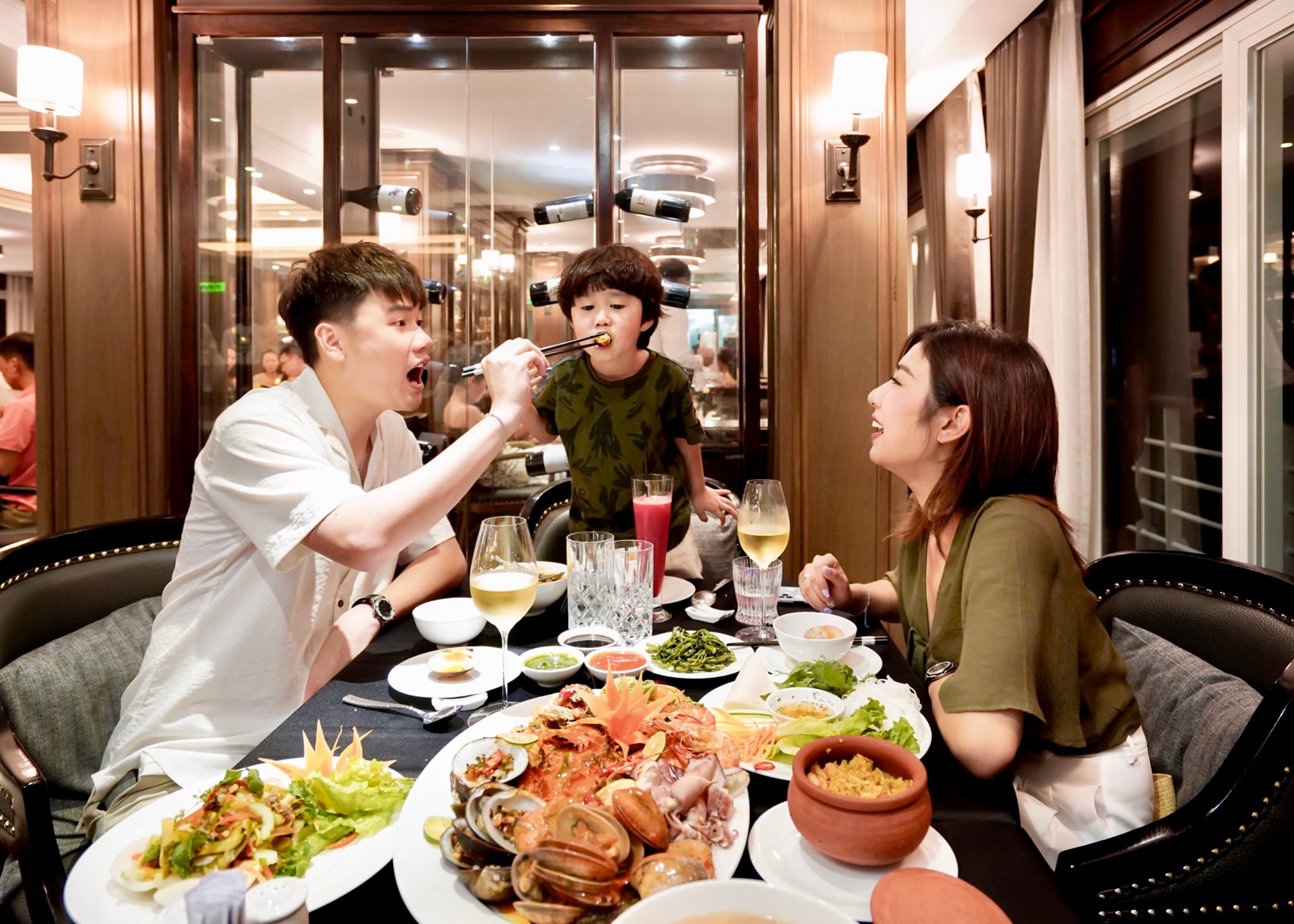 Paradise Suites boutique hotel Tuần Châu 2 Buffet tại khách sạn paradise suites Tuần Châu