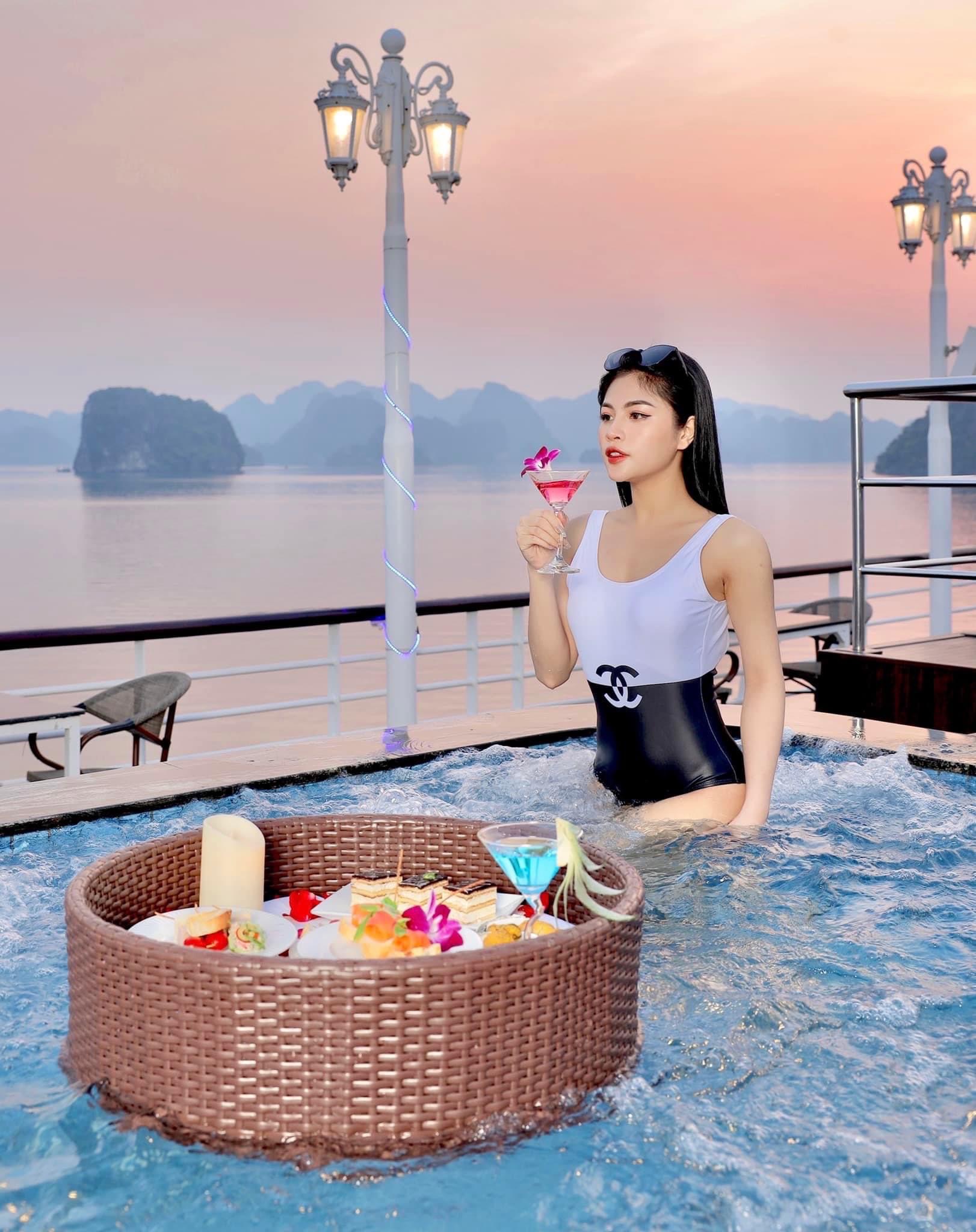 Bể bơi trên tàu ngủ đêm 5 sao vịnh Hạ Long