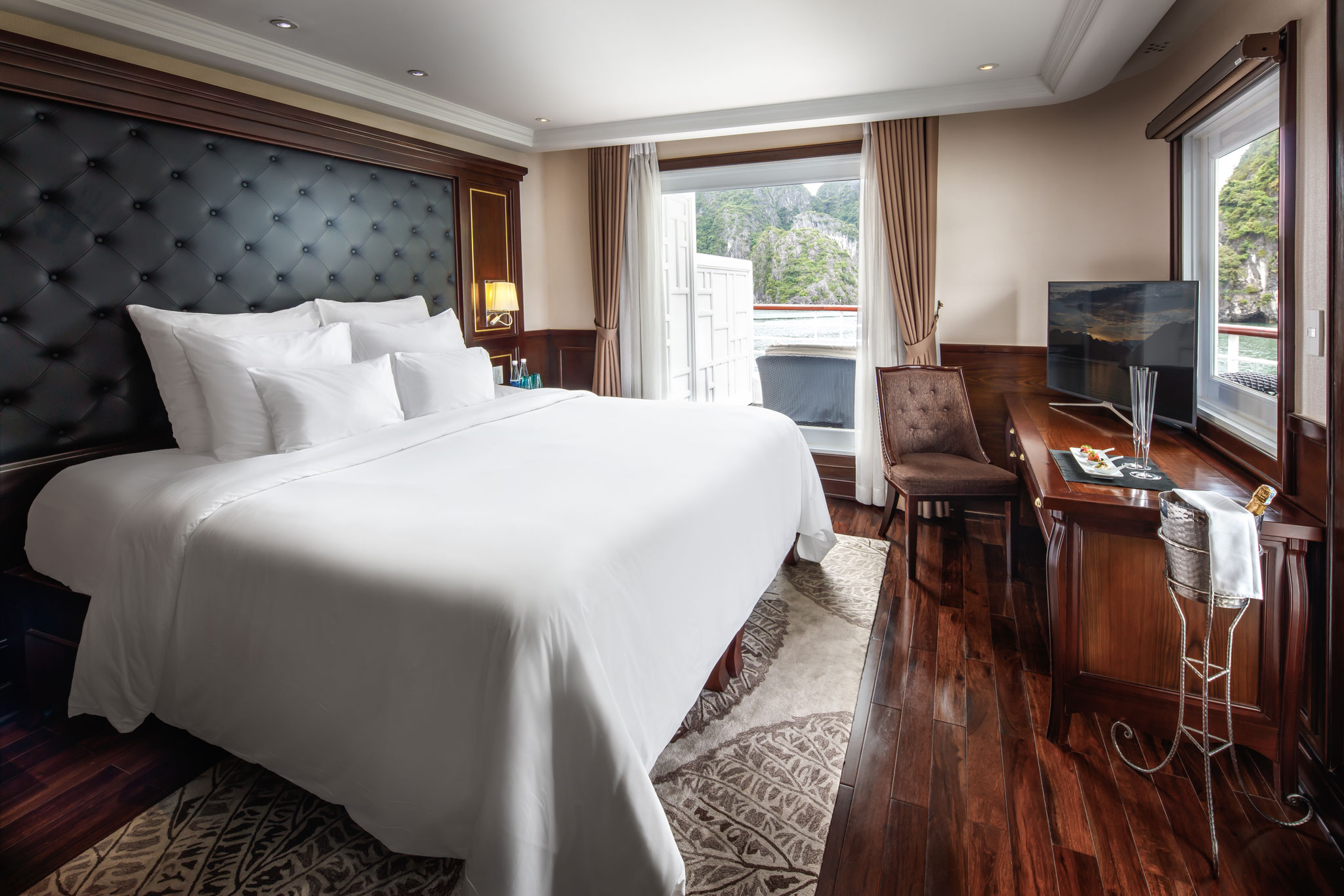 Du thuyền Paradise Elegance 5 sao vịnh Hạ Long 12 Phòng captain đẹp nhất trên du thuyền Paradise Elegance cruise