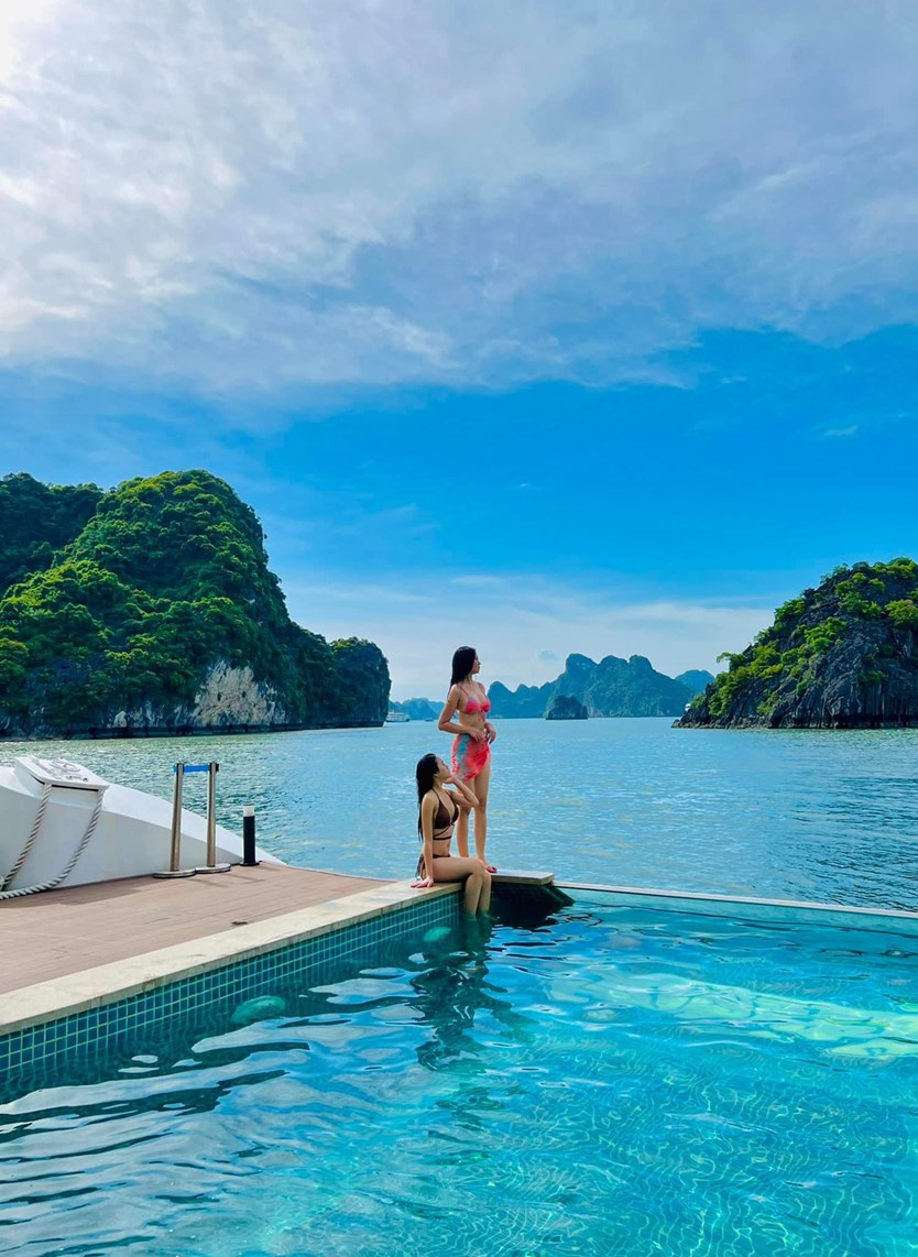 Du thuyền Capella Cruise 5 sao Lan Hạ