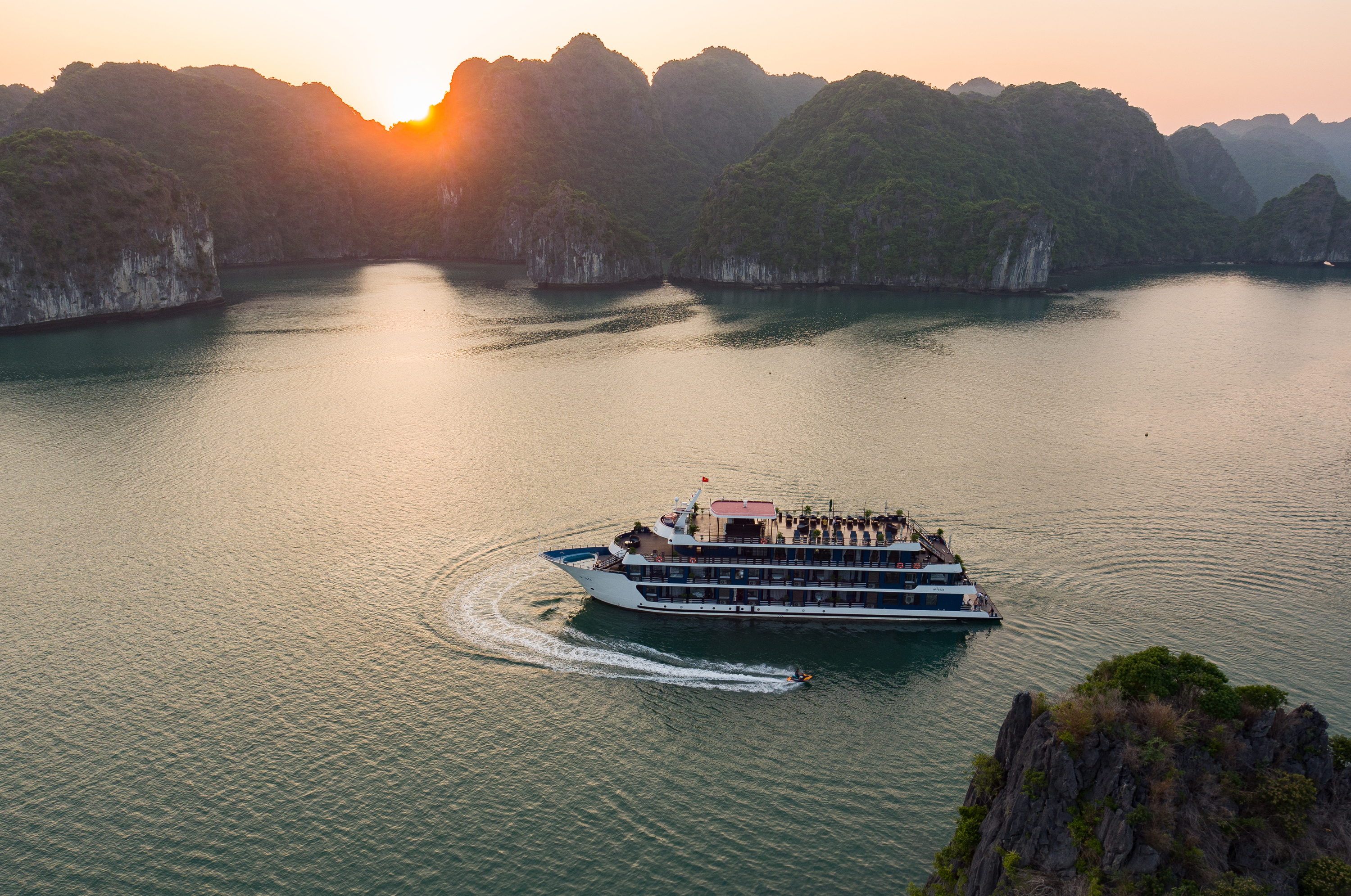 Rosy cruise - Du thuyền 5 sao vịnh Lan Hạ 1 Du thuyền 5 sao tuyến Lan Hạ Rosy cruise