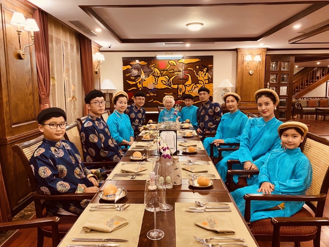 Á hậu Huyền My và đại gia đình dùng bữa tối trên Du thuyền Heritage Bình Chuẩn