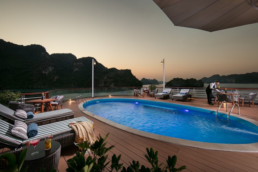 Du thuyền Heritage Bình Chuẩn 5 sao vịnh Lan Hạ