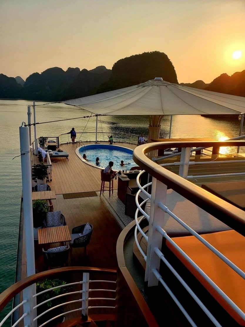 Du thuyền Heritage Bình Chuẩn 5 sao vịnh Lan Hạ