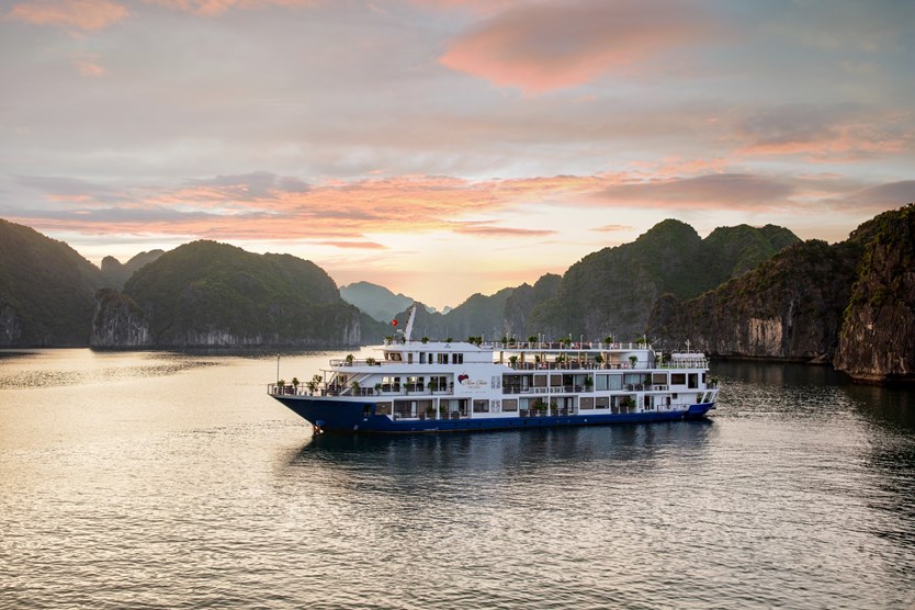 Du thuyền Mon Cheri cruise 5 sao vịnh Lan Hạ