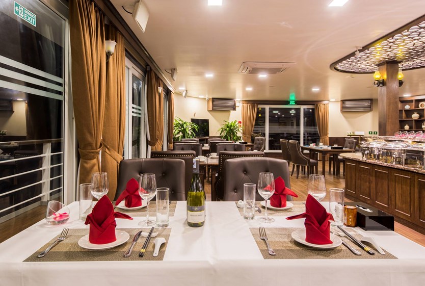 Du thuyền Mon Cheri cruise 5 sao vịnh Lan Hạ