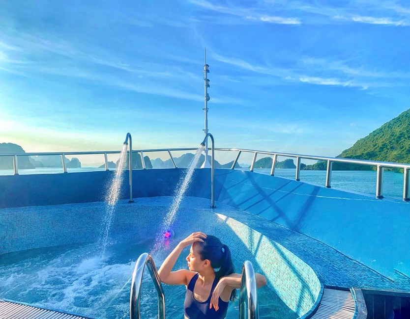 Rosy cruise – Du thuyền 5 sao vịnh Lan Hạ