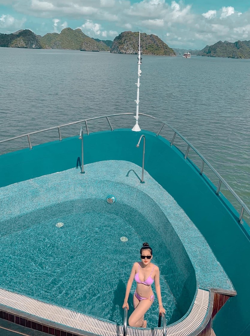 Rosy cruise – Du thuyền 5 sao vịnh Lan Hạ