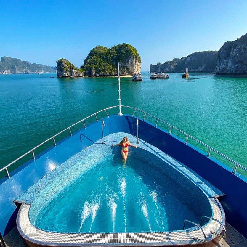 Rosy cruise – Du thuyền 5 sao vịnh Lan Hạ