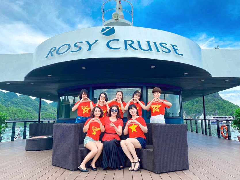 Rosy cruise – Du thuyền 5 sao vịnh Lan Hạ