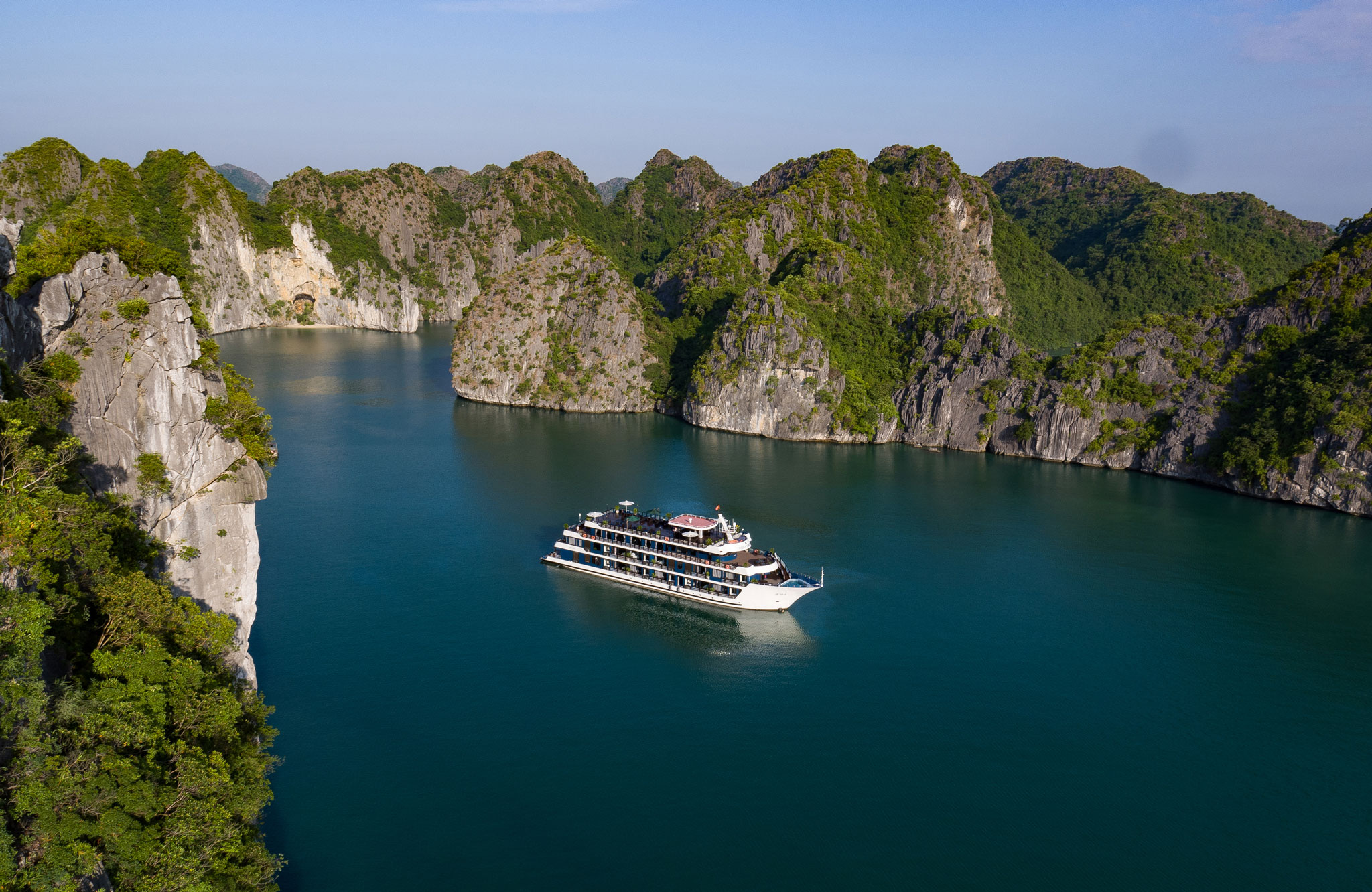 tàu ngủ đêm 5 sao Rosy có 22 phòng theo phong cách tân cổ điển ấn tượng