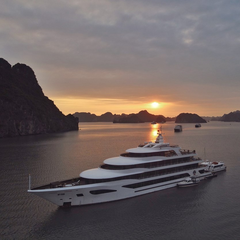 Du thuyền Scarlet Pearl cruise 5 sao vịnh Lan Hạ