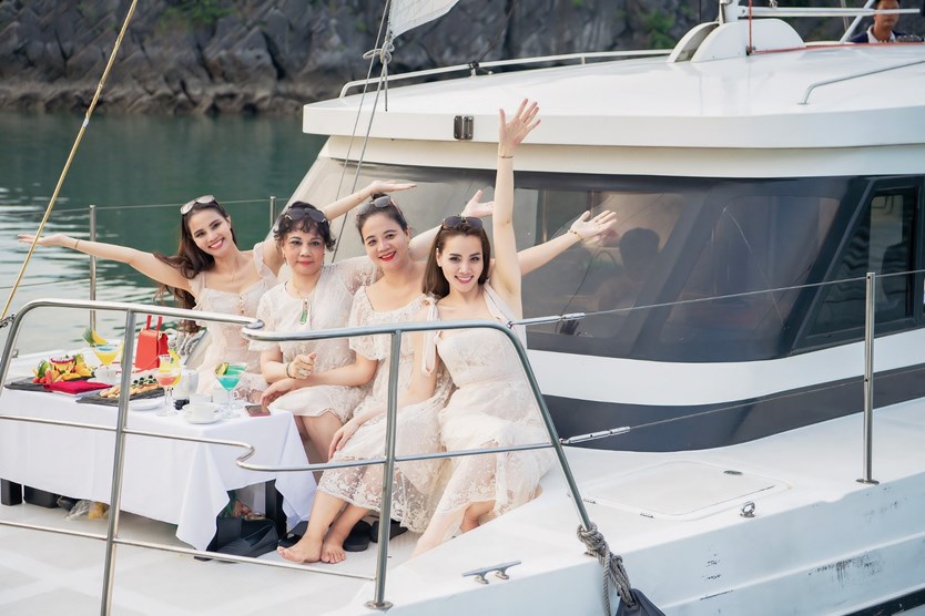 Du thuyền Scarlet Pearl cruise 5 sao vịnh Lan Hạ