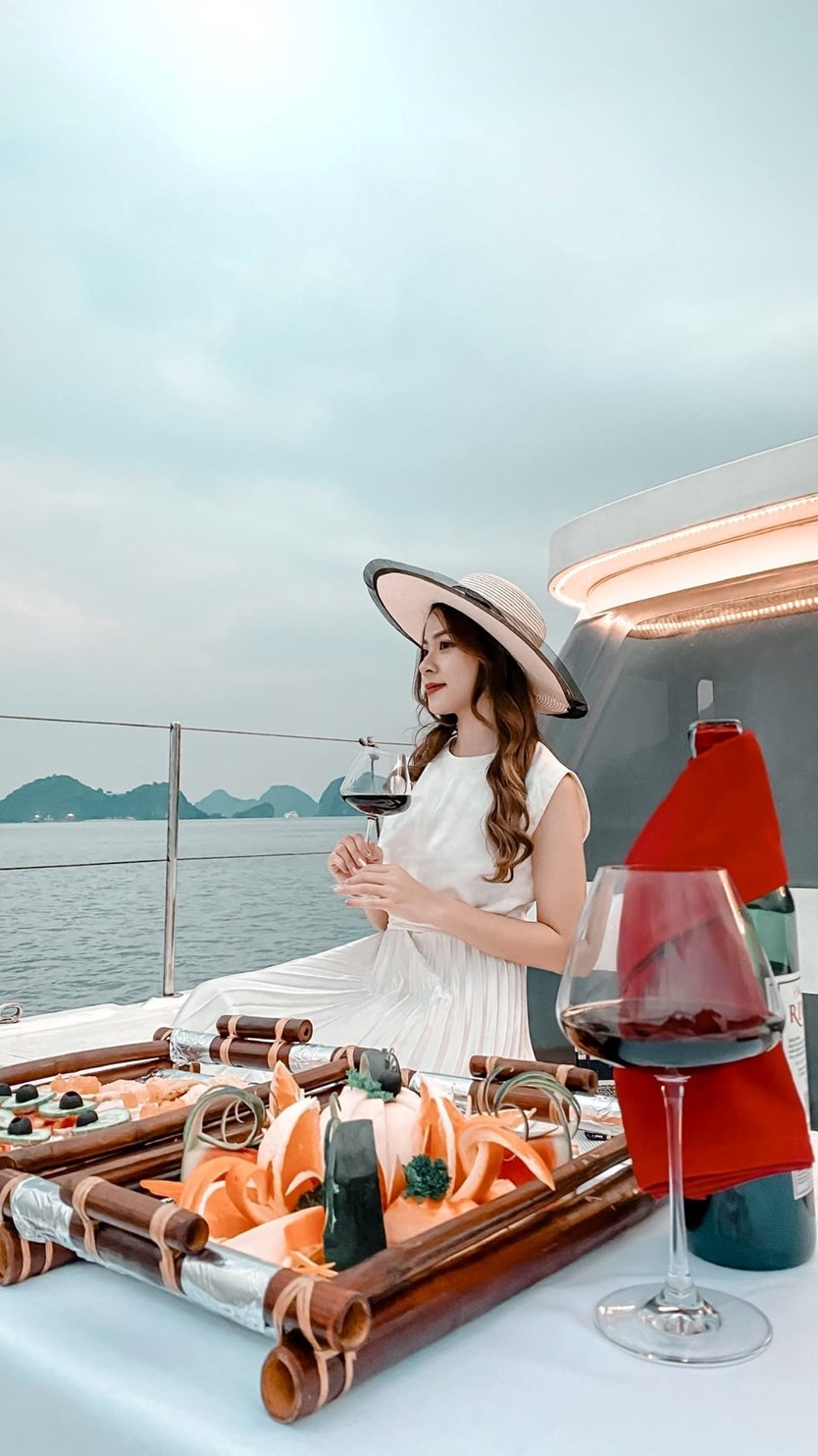 Du thuyền Scarlet Pearl cruise 5 sao vịnh Lan Hạ